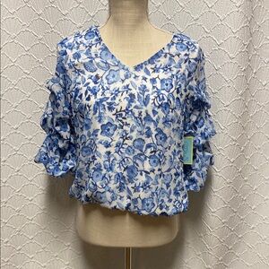 NWT CeCe size‎ small Blue & white size Floral Ruffle Sleeve Blouse beautiful